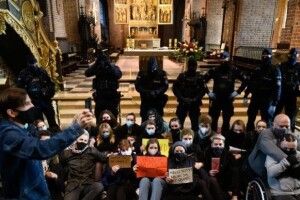У Польщі різко зросло негативне ставлення до церкви