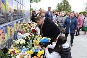 У громаді на Волині відкрили пам’ятник полеглим Героям та стелу з їхніми іменами