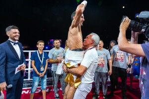  Українець 10 раундів боксував із переломом руки – і переміг