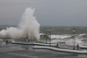 В Одесі на одному з місцевих пляжів морська хвиля змила з пірсу молоду дівчину – вона потонула
