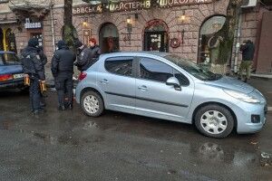 «Не йдіть, не йдіть, бо там стріляють»: у центрі Луцька – конфлікт зі зброєю