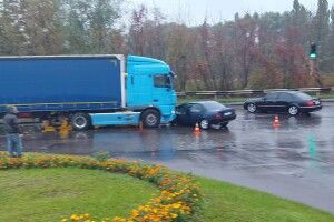 У Луцьку шукають свідків аварії за участі фури та легковика (Фото)