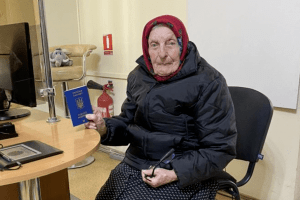 У Рівному 96-річна жінка отримала перший в житті закордонний паспорт