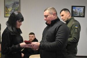 Рідним загиблих у Маріуполі волинських воїнів вручили державні нагороди