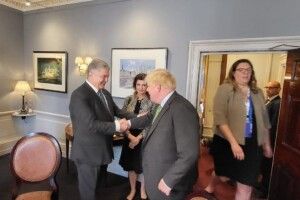 Порошенко в Лондоні привітав з днем народження Бориса Джонсона і подякував йому за непохитну підтримку України