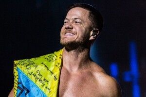 Український прапор не має лежати на підлозі: що зробив відомий співак