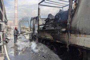 На самий Великдень на Рівненщині загорілася автівка з деревним вугіллям (Фото)