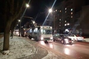 У Луцьку через обрив контактної мережі зупинилися тролейбуси (Фото)