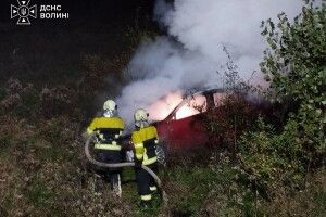 Опівночі на Волині під час загорання автомобіля отримав травми чоловік