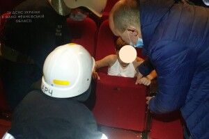 Вирізали рятувальники: дитина застрягла... в кріслі кінотеатру (Фото)