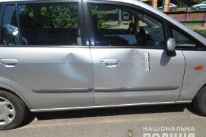 У Рівному двійко парубків потрощили дев'ять автівок, припаркованих у дворі багатоповерхівки (Фото)