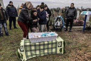 Похоронили немовля, яке загинуло під час обстрілу пологового будинку під Запоріжжям  (Фото)