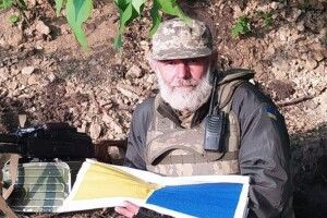 Захисник з Івано-Франківщини в перервах між боями вишив прапор України (Фото)