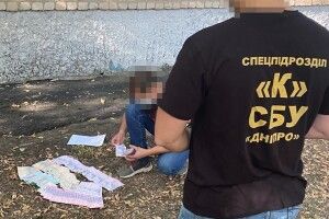 Намагався викинути хабар у вікно: співробітники СБУ затримали прокурора (Фото)