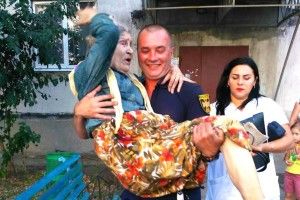 У Горішніх Плавнях боєць ДСНС на руках виніс літню жінку з палаючої квартири