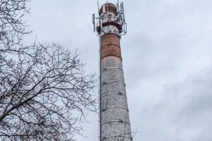 В Одесі через сильний вітер впала 100-метрова труба котельні