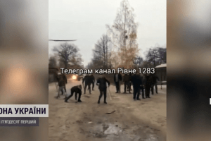 Палиці, каміння і навіть рушниця: у селі на Рівненщині побилися кілька десятків людей (Відео 18+)