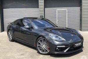 П'яний водій Porsche влетів у стовп та травмував пішохода (Відео)