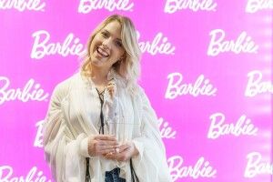  Іграшкова красуня тримає в руках рапіру: у світі тепер купуватимуть Барбі-українку