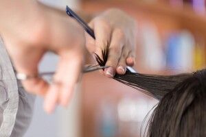 Українців закликають ходити в перукарні лише у респіраторах