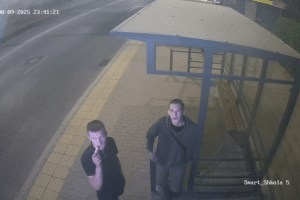 У Луцьку хулігани пошкодили камери спостереження: містян просять допомогти впізнати їх (Відео)