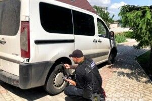 У Рівному чоловік, заїжджаючи заднім ходом на подвір’я власного будинку, переїхав свого однорічного сина