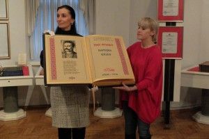 Жінка з Рівного вишила збірку Івана Франка «Народна пісня»