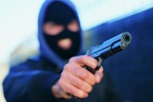 Чоловік у масці з пістолетом пограбував магазин