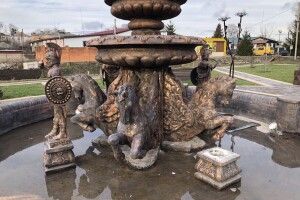 Горохівчани обурюються: бешкетники руйнують новий фонтан (Фото)