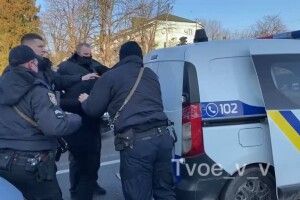 У Володимирі зупинили водія з ознаками сп’яніння, той чинив опір (Відео)