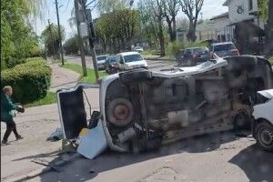 У Луцьку від удару перекинувся автомобіль (Фото) 