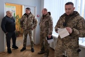 Сесія Луцької райради не відбулась: депутатам вручали повістки