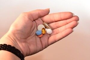 Рада дозволила лікувати коронавірус незареєстрованими препаратами в Україні