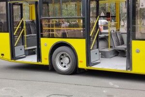 «Кинув пляшку з бензином у вікно»: чоловік підпалив тролейбус з людьми (Відео)