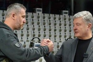 Захищають від контузій: Порошенко передає у бригади ЗСУ більше тисячі активних навушників