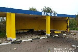 Поліція стверджує, що на Рівненщині водій свідомо скерував автівку в бетонну зупинку (Відео, фото)