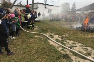 Бійці ДСНС разом з рокитнівськими школярами гасили ватру (фото)