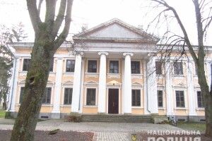 На Рівненщині обікрали музей: винесли бивень мамонта, дві козацькі шаблі та Євангеліє (Фото)
