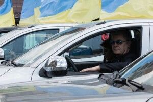 Порошенко зі Львова везе ще 12 пікапів для десантників і анонсує партію вантажівок з Великої Британії