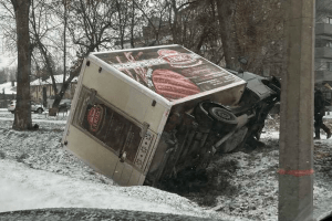 У Рівному перевернувся хлібовоз