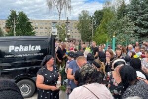 Дорога була встелена квітами і сльозами: на Волині попрощалися із ще одним полеглим Героєм (Фото)  