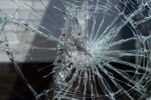 Пасажири порозбігалися: у Луцьку дебошир бив вікна у тролейбусі (Фото)