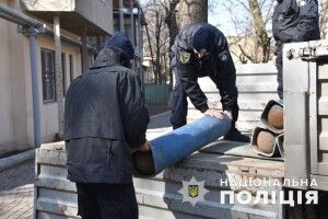 Полісмени допомогли розвантажити балони з киснем для хворих на Covid-19