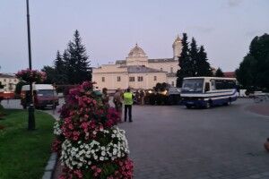 Лучани аплодують правоохоронцям, які звільнили заручників (Відео)