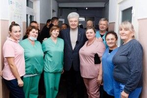 Війна зробила цю роботу ще тяжчою – Порошенко подякував медикам за порятунок життів