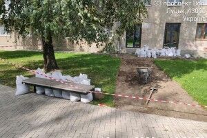 Оштрафували лучанина, який почав руйнувати газон в новому сквері (Фото)