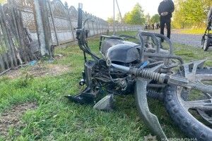На Волині п'яний мотоцикліст врізався в електроопору: його госпіталізували 