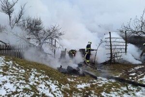 На Волині горіла господарська споруда