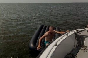 Закохану пару віднесло у відкрите море на надувному матраці