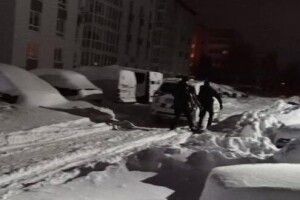 На дитячому майданчику Рівного ледь не замерзла 30-річна жінка (Фото)